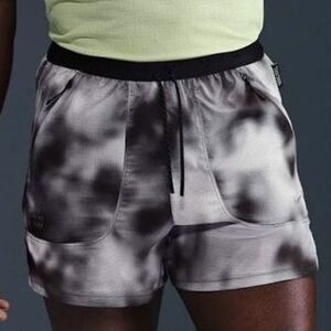 Nike Dri-FIT ADV Breathe Men’s Size S 4” White Black Running Division Shorts